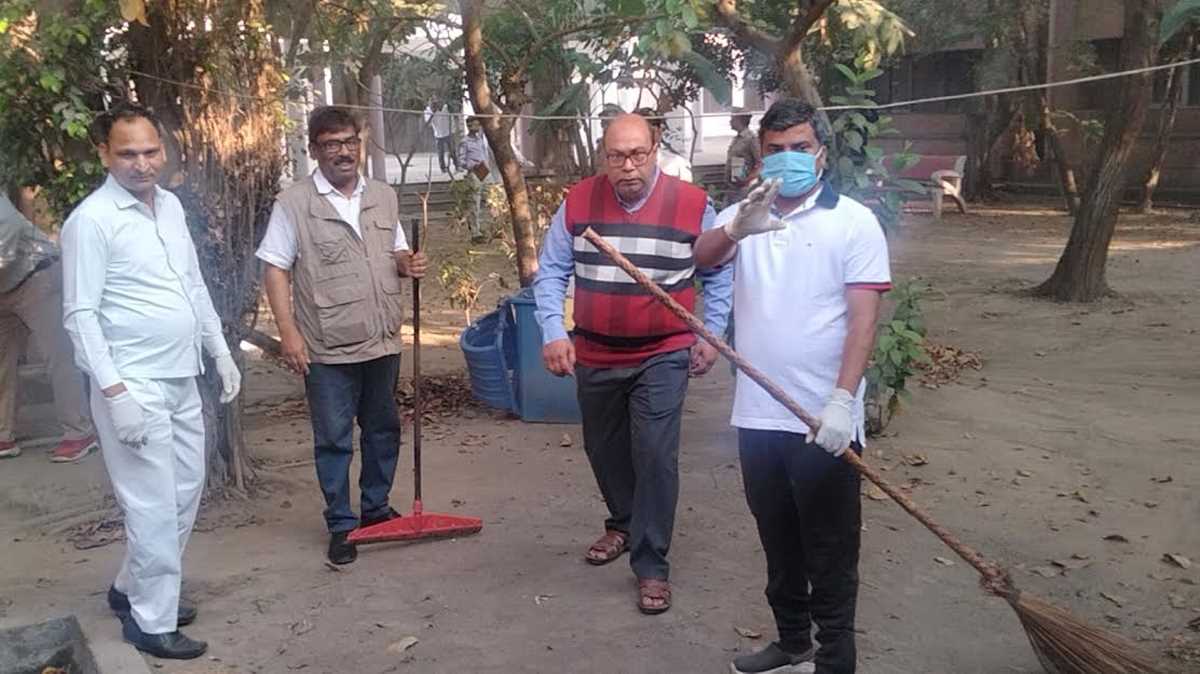 झाडू लेकर जिलाधिकारी कलेक्ट्रेट परिसर में उतरे, चलाया स्वच्छता अभियान